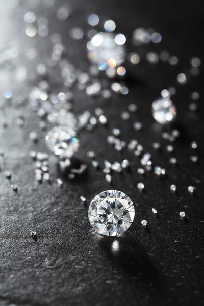 قرار دادن الماس روی سطح نمای سنگی الماس های بیشتر خارج از فوکوس در پس زمینه
