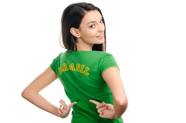 دختری به برزیل اشاره می کند دختری جذاب با برزیل روی تیشرت سبز رنگش نوشته شده است روی سفید جدا شده است