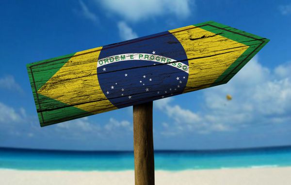 تابلوی چوبی پرچم برزیل با ساحل در پس زمینه - آمریکای لاتین