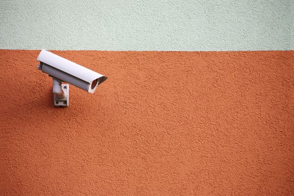 سیستم امنیتی دوربین فیلمبرداری روی دیوار ساختمان