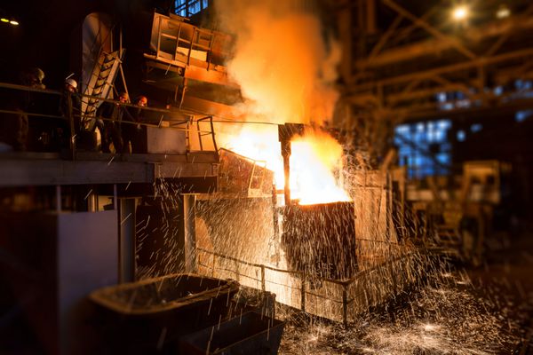 فولاد مذاب داغ در صحنه تولید شرکت آهن و فولاد