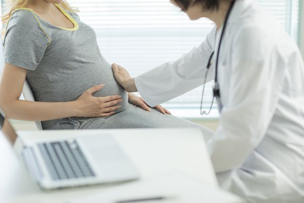 زن بارداری که معاینه می شود