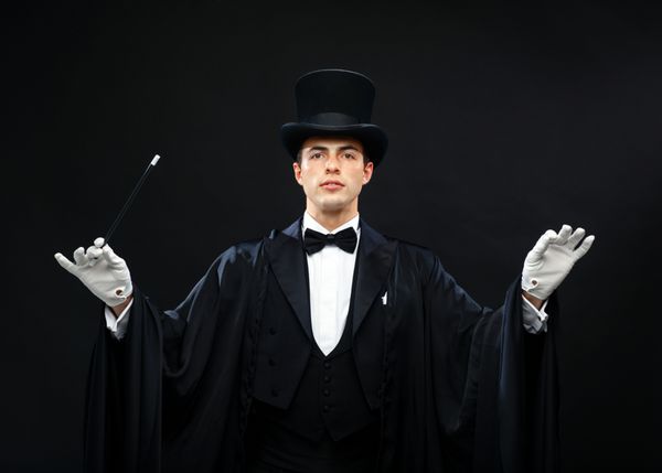 اجرا سیرک مفهوم نمایش - شعبده باز با کلاه بالا با ترفند نمایش عصای جادویی