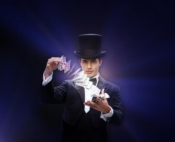 جادو اجرا سیرک قمار کازینو پوکر مفهوم نمایش - شعبده باز در کلاه بالا ترفند نمایش با کارت های بازی