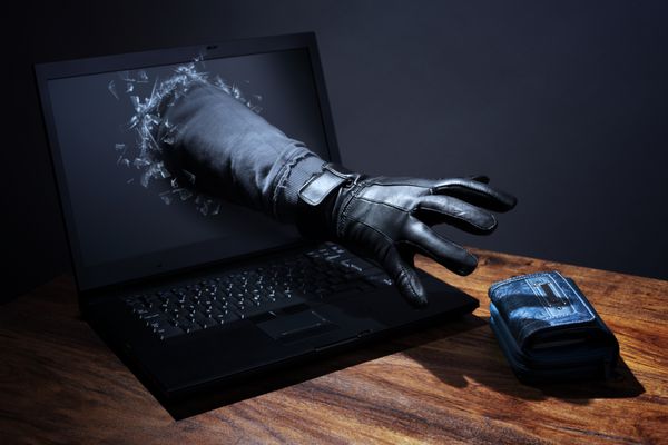 سرقت کیف پول از طریق مفهوم لپ تاپ برای هکر رایانه امنیت شبکه و امنیت بانکداری الکترونیک