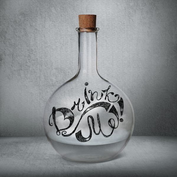 بطری شیشه ای با مایع و بخار داخل جعبه خاکستری ایستاده است علامت Drink Me که روی بطری کشیده شده است مفهوم دوپینگ جادویی