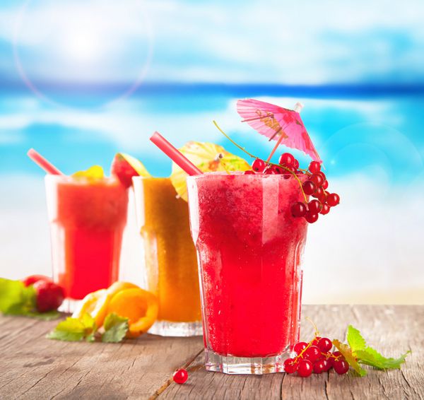 میوه های تازه نوشیدنی های آبمیوه در ساحل