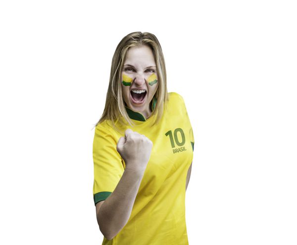 زن برزیلی در پس زمینه سفید با صورت نقاشی شده جشن می گیرد