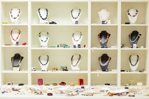ویترین مغازه با گردنبند و جواهرات به نمایش گذاشته شده در جواهر