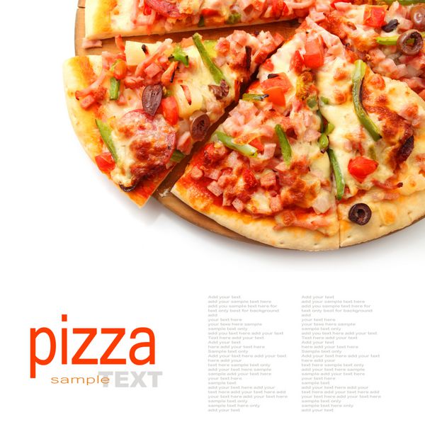 پیتزا با پپرونی فلفل دلمه ای زیتون سیاه جدا شده روی سفید