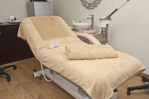 تخت درمان برقی در سالن زیبایی اسپا سلامت لوکس