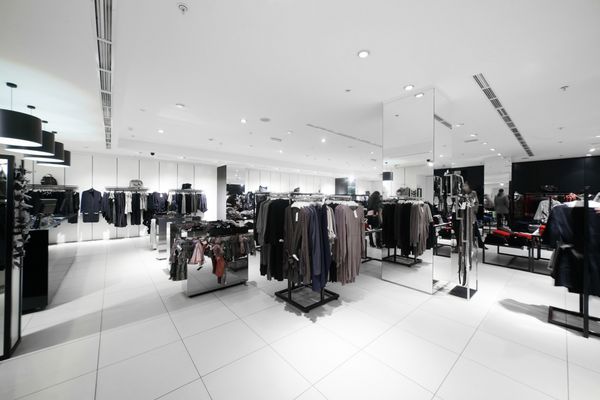 داخلی فروشگاه لباس اروپایی در مرکز خرید مدرن