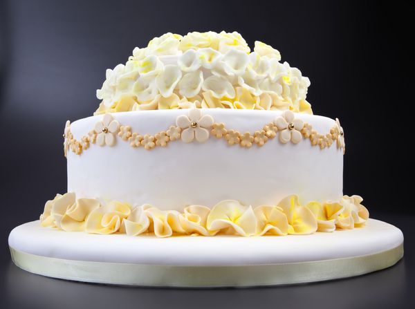 کیک عروسی با گل های زرد