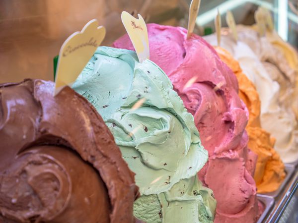 بستنی ژلاتو در یک فروشگاه در ایتالیا