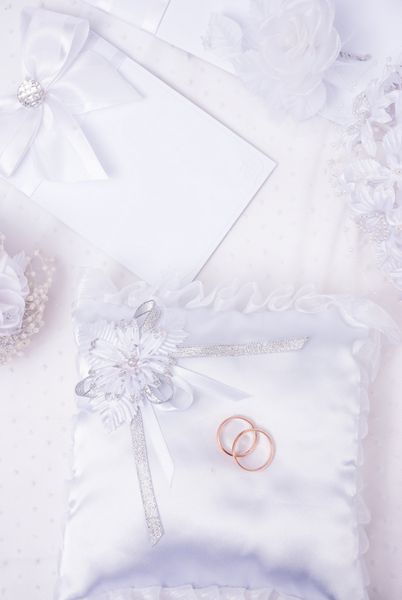 دعوتنامه عروسی با حلقه های ازدواج و دسته گل عروس در زمینه سفید