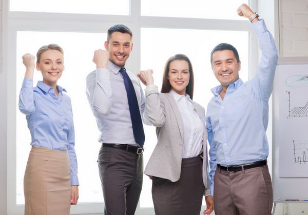 مفهوم کسب و کار دفتر موفقیت و پیروزی - تیم تجاری شاد که پیروزی در دفتر را جشن می گیرند