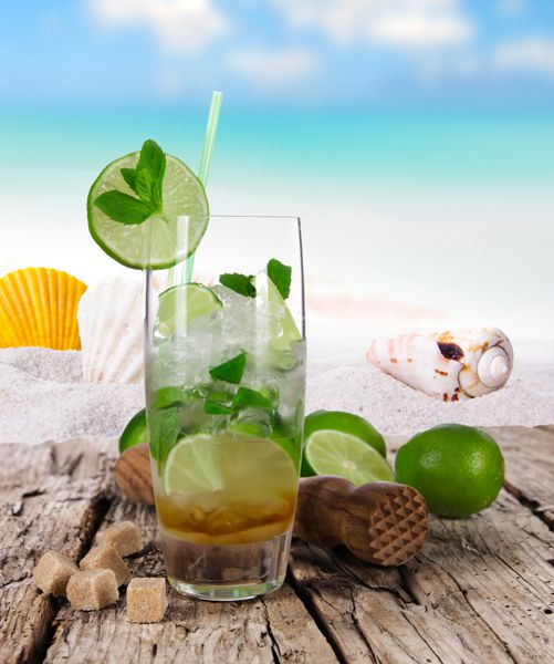 نوشیدنی تازه موهیتو در ساحل
