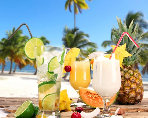 نوشیدنی های تابستانی با پس زمینه ساحل