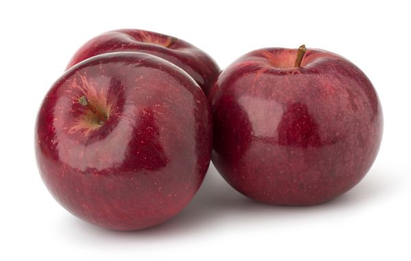 سیب های قرمز جدا شده در پس زمینه سفید