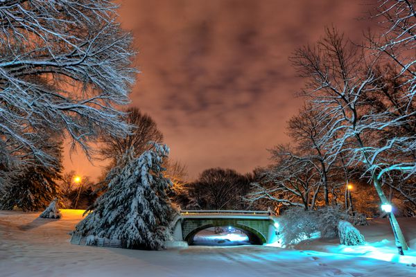 طاق Winterdale در پارک مرکزی زیر برف تازه - شهر نیویورک ایالات متحده آمریکا