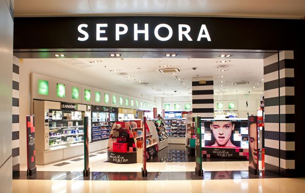 پکن چین - 17 ژانویه 2014 فروشگاه Sephora Sephora یک برند فرانسوی و فروشگاه های زنجیره ای لوازم آرایشی است که بیش از 1700 فروشگاه را در 30 کشور جهان راه اندازی می کند که تا سال 2013 بیش از 4 میلیارد دلار درآمد داشته است