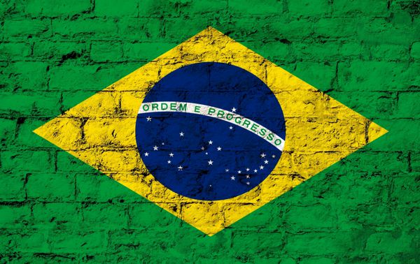 پرچم برزیل بر روی دیوار سنگی نقاشی شده است شرکت کننده در بازی های فوتبال در برزیل
