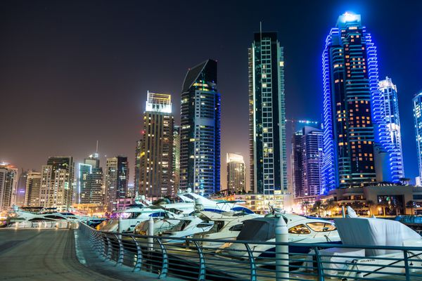 دبی امارات متحده عربی - 13 نوامبر صحنه شبانه مرکز شهر دبی با چراغ های شهر شهر جدید لوکس با فناوری پیشرفته در خاورمیانه منظره شهری دبی مارینا در 13 نوامبر 2012 در دبی امارات