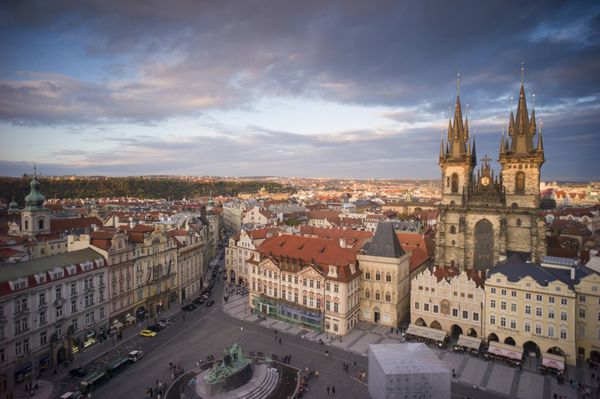 پراگ جمهوری چک - 22 اکتبر میدان شهر قدیمی در غروب آفتاب در 22 اکتبر 2013 در پراگ جمهوری چک پراگ در سال 2012 5 1 میلیون بازدید کننده داشت پنجمین شهر پربازدید اروپا
