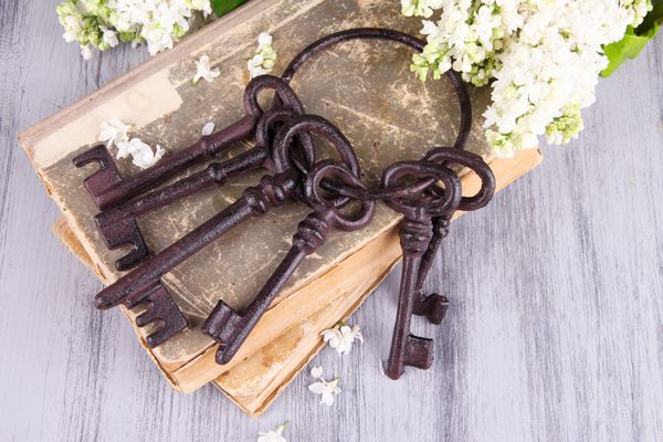 ترکیب بندی زیبا با کلیدهای قدیمی و کتاب های قدیمی در زمینه چوبی