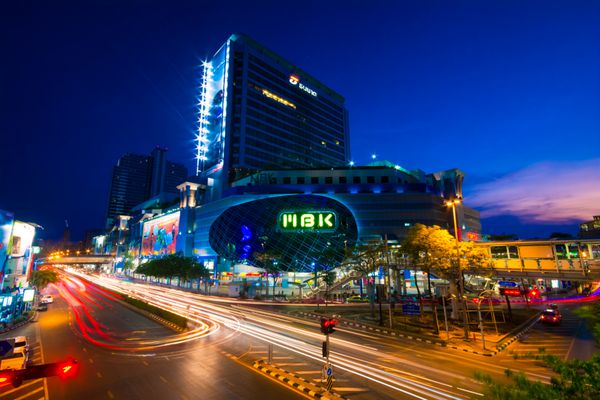 مرکز خرید بانکوک MBK 04 مه به طور معمول این مکان در شب ترافیک سنگینی دارد این یکی از مراکز خرید معروف بانکوک تایلند است بسیاری از گردشگران برای لذت بردن از خرید به اینجا می آیند بانکوک 2014