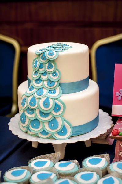 کیک عروسی دو طبقه با روبان آبی