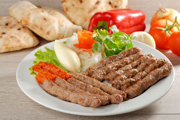 Cevapcici یک سوسیس کوچک بدون پوست که روی باربیکیو پخته می شود و با نان Lepinja ترشی فلفل قرمز و پنیر کجمک سرو می شود این غذا در سرتاسر بالکان نزد گردشگران و مردم محلی محبوب است