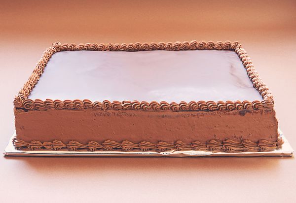 کیک شکلاتی ساده در زمینه قهوه ای