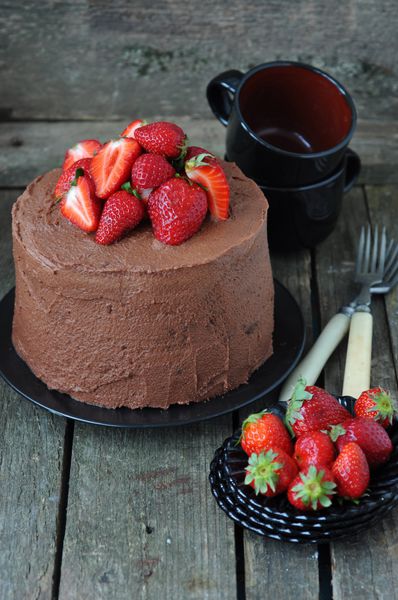 کیک شکلاتی با توت فرنگی تمرکز انتخابی