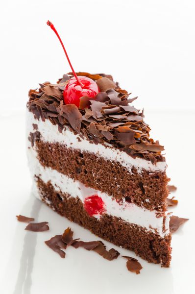 شکلات کیک جدا شده در پس زمینه سفید