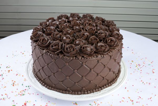 کیک شکلاتی با گل رز دست ساز شکلاتی