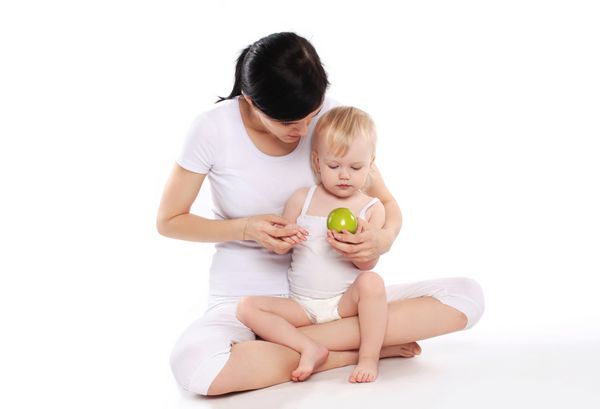 مادر کودک و سیب تغذیه بهداشت دست های کثیف - مفهوم