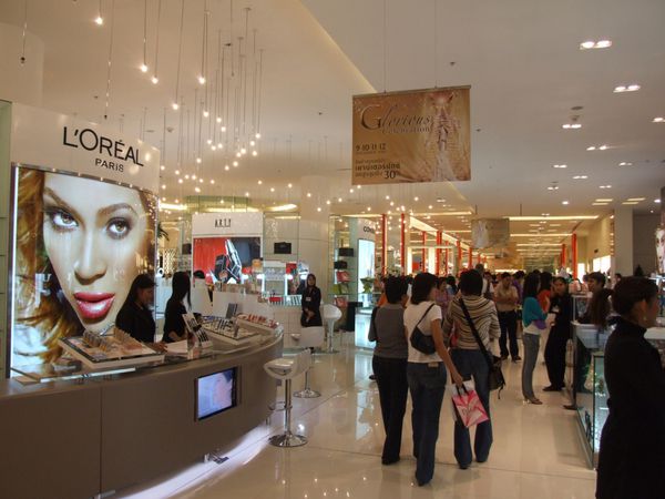 بانکوک تایلند - 8 ژانویه لوازم آرایشی برای فروش در مرکز خرید Siam Paragon در افتتاحیه بزرگ 8 ژانویه 2005 مرکز سیام بانکوک