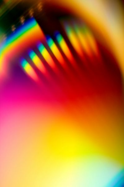 نمای نزدیک از بازتاب رنگین کمان نور از یک دیسک فشرده یا سی دی مناسب برای پس‌زمینه رنگارنگ