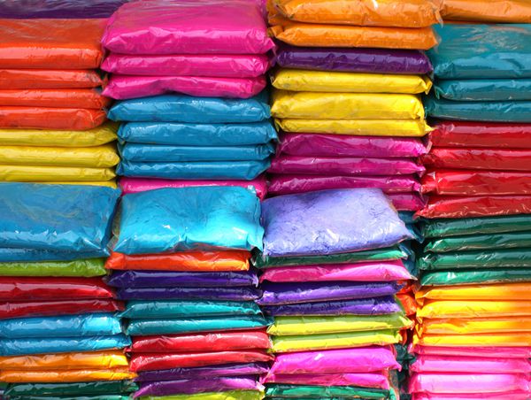 پس زمینه بسته های پلاستیکی حاوی پودر رنگارنگ برای جشن سنتی جشن هولی در هند