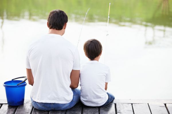 پدر و پسر به ماهیگیری می روند