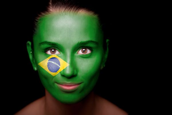 پرتره زنی با پرچم برزیل بر روی صورتش