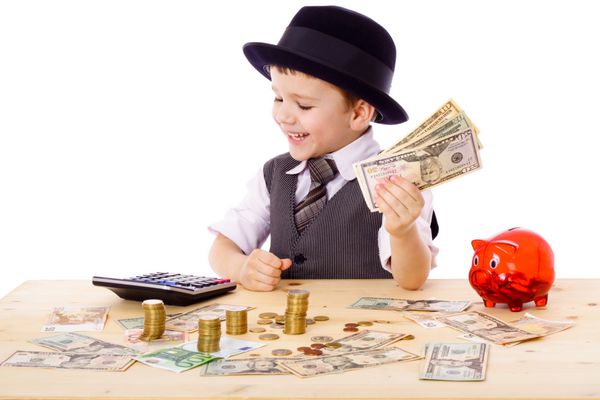 پسر کوچکی با کلاه و کراوات مشکی روی میز پول می شمارد جدا شده روی سفید