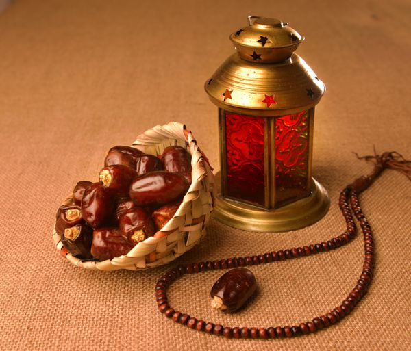 طبیعت بی جان چراغ و خرما رمضان