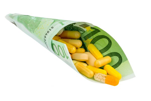 عکس نمادین تبلت و اسکناس صد یورویی هزینه دارو و دارو در صنعت داروسازی