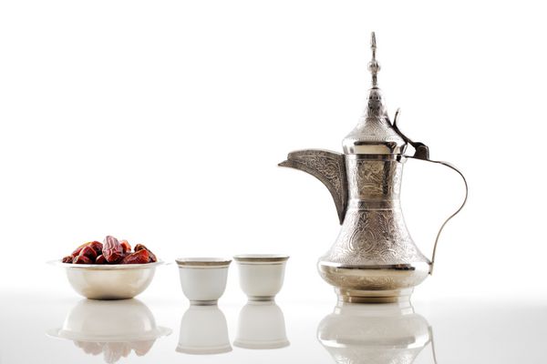 دالا یک قابلمه فلزی با دهانه بلند است که به طور خاص برای تهیه قهوه عربی طراحی شده است که در اینجا با یک کاسه خرمای خشک و دو فنجان دیده می شود