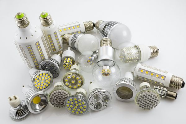 لامپ های ال ای دی GU10 و E27 با تکنولوژی تراشه های مختلف نیز ساخت قدرت لامپ متفاوت و شیشه پوشش