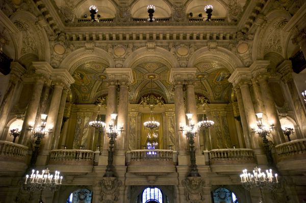 پاریس - 22 دسامبر نمای داخلی اپرا دو پاریس کاخ گارنیه در 22 دسامبر 2012 در پاریس نمایش داده می شود از سال 1861 تا 1875 برای خانه اپرای پاریس ساخته شد