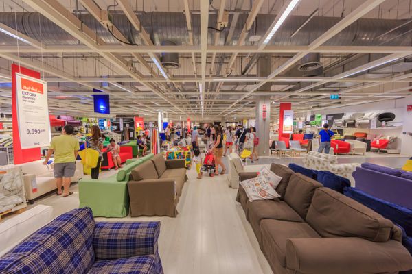 بانکوک - 23 اکتبر مردم در فروشگاه IKEA بانکوک در 23 اکتبر 2013 در Mega Bangna بانکوک خرید می کنند Ikea که در سال 1943 در سوئد تأسیس شد بزرگترین خرده فروش مبلمان در جهان است