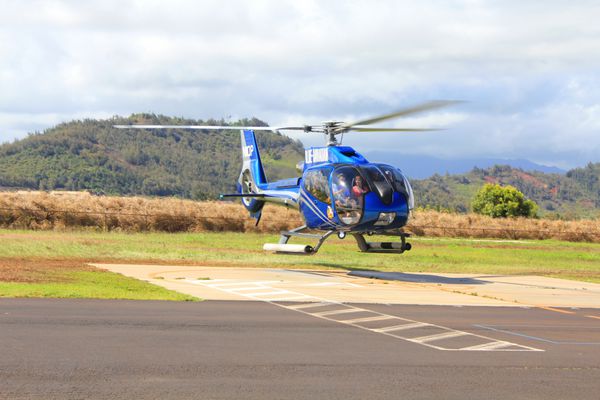 کائوایی هاوایی - 20 سپتامبر هلیکوپتر آبی هاوایی در 20 سپتامبر 2012 در کائوآی هاوایی ایالات متحده آمریکا بلو هاوایی تنها شرکت تور هلیکوپتری است که به هر چهار جزیره اصلی هاوایی خدمات رسانی می کند